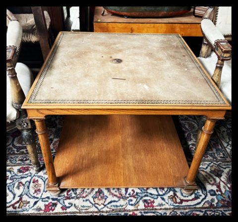 I.3466   MESA LUIS VALDÉS CON CUERO