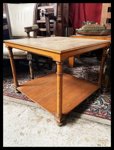 I.3466   MESA LUIS VALDÉS CON CUERO