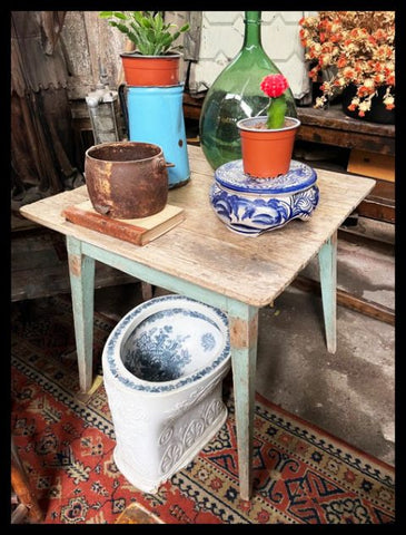 I.3468  MESA CUADRADA CON PATAS CELESTES