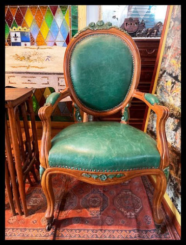 I.3477  PAR DE SITIALES DE CUERO VERDE CON RUEDAS