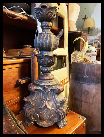 II.3201 PAR DE LÁMPARAS DE MADERA Y CUERO