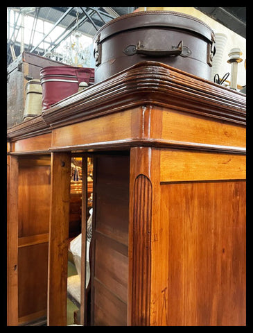 I.3481  VITRINA DE MADERA DE 3 CUERPOS