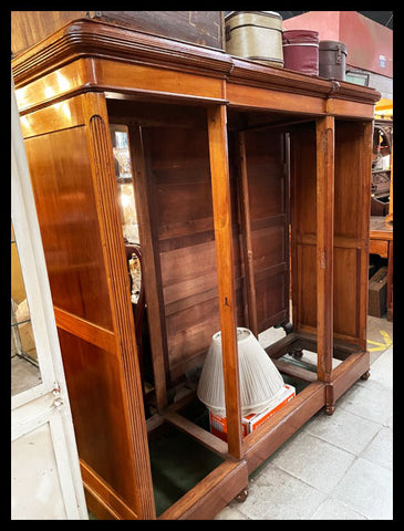 I.3481  VITRINA DE MADERA DE 3 CUERPOS