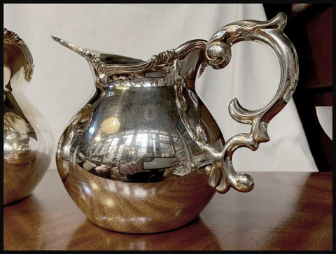 II.2358 PAR DE JARROS DE PLATA PEQUEÑOS