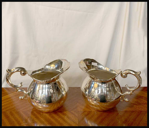 II.2358 PAR DE JARROS DE PLATA PEQUEÑOS