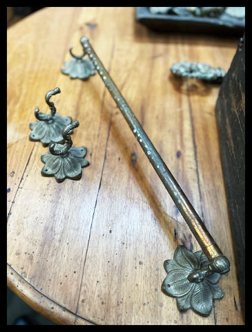 II.3213  JUEGO DE BAÑO DE BRONCE