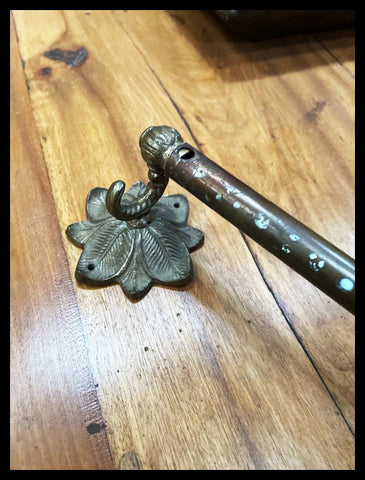 II.3213  JUEGO DE BAÑO DE BRONCE