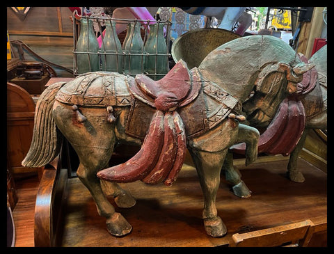 II.3481 CABALLOS DE MADERA