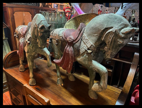 II.3481 CABALLOS DE MADERA