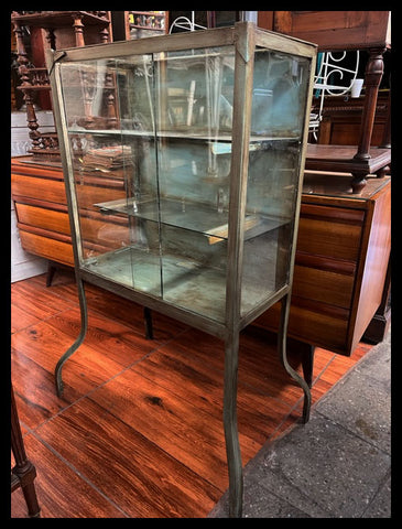 I.3898 PEQUEÑA VITRINA DE FIERRO