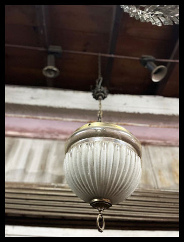 II.3578 LÁMPARA ESFÉRICA COLGANTE DE VIDRIO EMPAVONADO