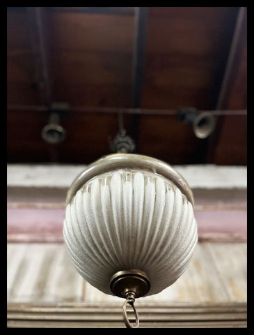 II.3578 LÁMPARA ESFÉRICA COLGANTE DE VIDRIO EMPAVONADO