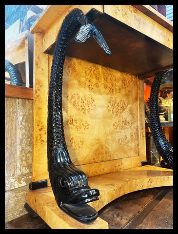 I.3523   MUEBLE ENCHAPADO CON PECES NEGROS