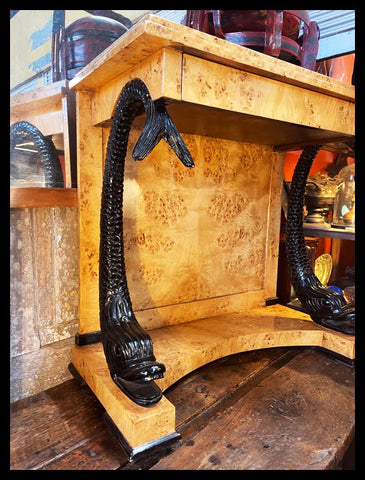 I.3523   MUEBLE ENCHAPADO CON PECES NEGROS