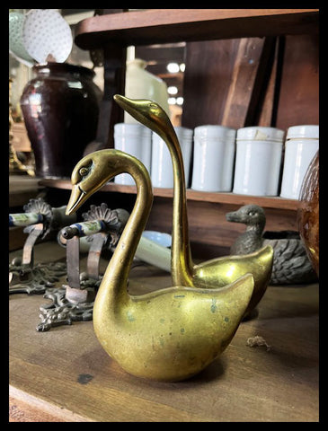 II.3579 CISNES DE BRONCE