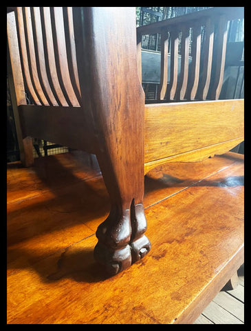 I.3542   SILLÓN DE MADERA CON PATAS DE ANIMAL