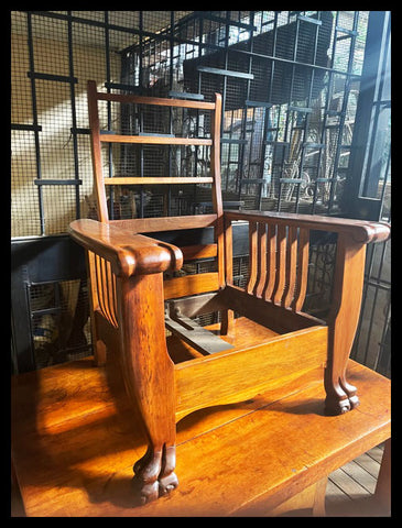 I.3542   SILLÓN DE MADERA CON PATAS DE ANIMAL