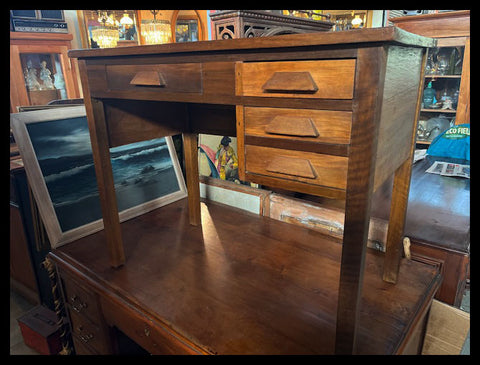 I.3902 PEQUEÑO ESCRITORIO FISCAL DE MADERA