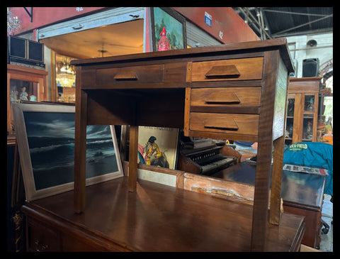 I.3902 PEQUEÑO ESCRITORIO FISCAL DE MADERA