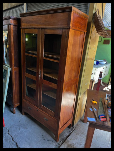 I.3903 VITRINA DE LINGUE