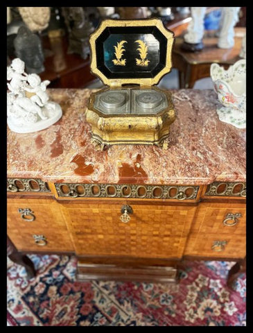 II.3302  CÓMODA CON MÁRMOL