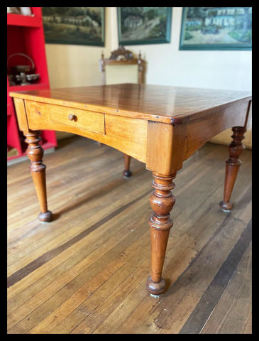 I.3573  MESA CON CAJON