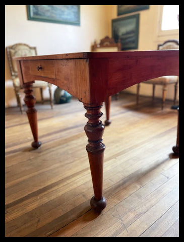 I.3573  MESA CON CAJON