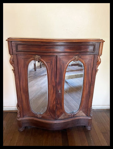 I.3574  MUEBLE CON ESPEJOS OVALADOS