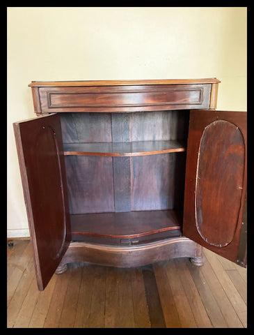I.3574  MUEBLE CON ESPEJOS OVALADOS