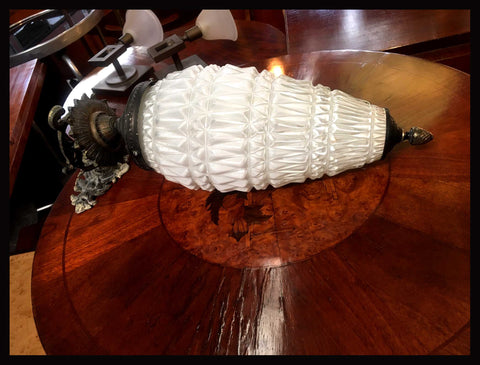 II.2255 PANTALLAS DE OPALINA ALARGADAS