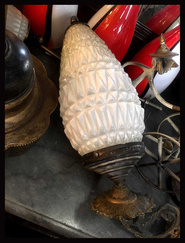 II.2255 PANTALLAS DE OPALINA ALARGADAS