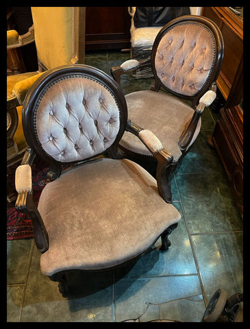 I.3909 PAR DE SILLONES ROSADOS DE MEDALLÓN CAPITONÉ