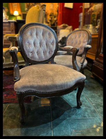 I.3909 PAR DE SILLONES ROSADOS DE MEDALLÓN CAPITONÉ