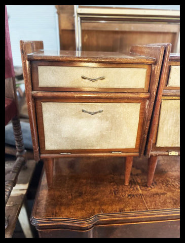 I.3592  PAR DE VELADORES SÓNICOS