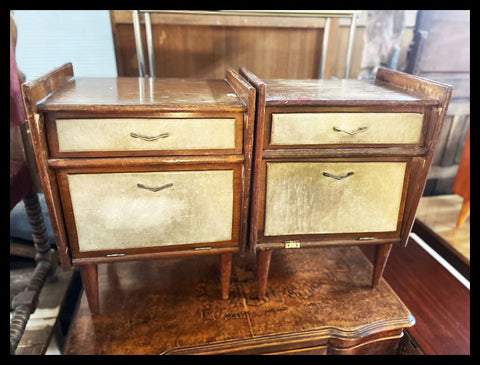 I.3592  PAR DE VELADORES SÓNICOS