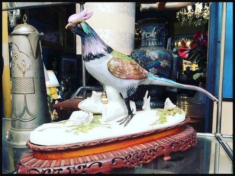 II.2372 GRAN PÁJARO BAVARIA Y LORO DE LOZA PINTADO A MANO