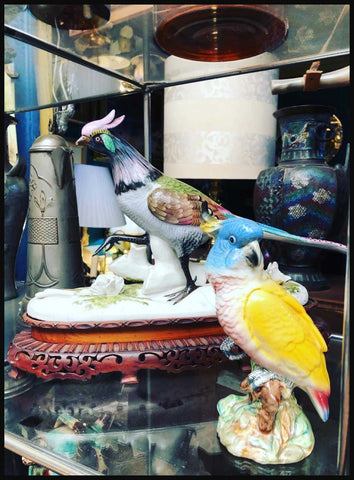 II.2372 GRAN PÁJARO BAVARIA Y LORO DE LOZA PINTADO A MANO