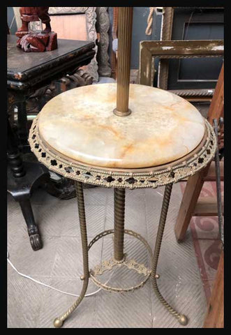 II.2373 LÁMPARA DE PIE DE BRONCE CON MESITA DE MÁRMOL