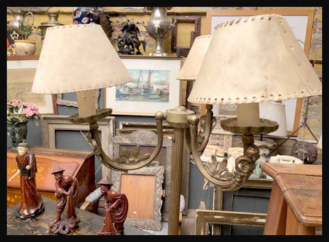 II.2373 LÁMPARA DE PIE DE BRONCE CON MESITA DE MÁRMOL