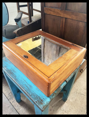 I.3598  BOTIQUIN CON ESPEJO