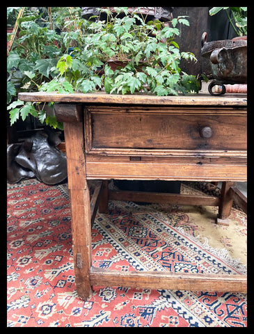 I.3608  MESA CON CAJON