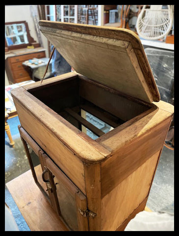 I.3618  HIELERA DE MADERA