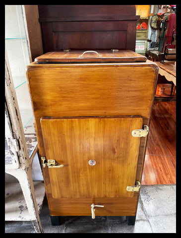 I.3623  HIELERA DE MADERA