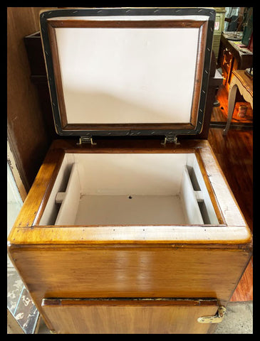 I.3623  HIELERA DE MADERA