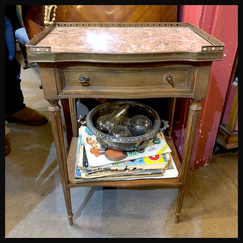 I.1900 VELADOR CON CUBIERTA DE MÁRMOL