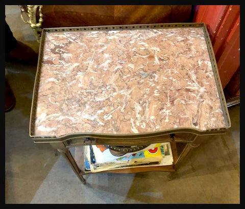 I.1900 VELADOR CON CUBIERTA DE MÁRMOL