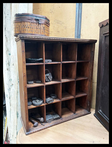 I.3634  REPISA CUBICULADA COLGANTE