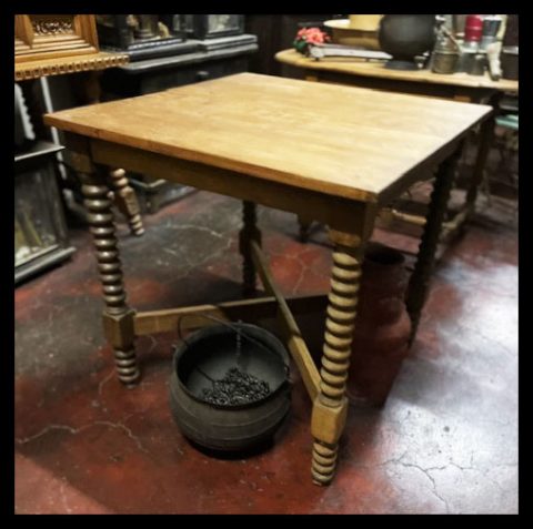 I.3636  MESA CUADRADA PATAS TORNEADAS