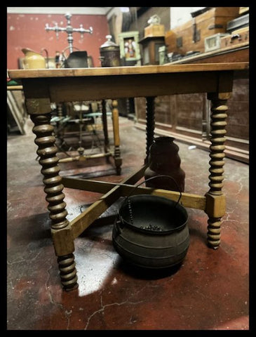 I.3636  MESA CUADRADA PATAS TORNEADAS