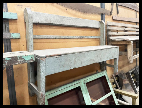 I.3665 PEQUEÑA BANCA DE MADERA PATINADA